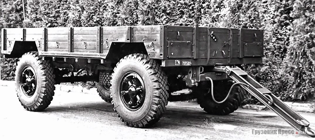 Автомобильный прицеп МАЗ-5207В с передними управляемыми колёсами и платформой с задним откидным бортом создан в 1955-м. Серийная модель образца 1956 года обладала грузоподъёмностью 6 т и предназначалась для перевозки артиллерийских боеприпасов. Кузов был сделан с учётом размеров штатных снарядных ящиков – по два боеприпаса в одной укладке. Хорошую мобильность прицепу обеспечивал высокий дорожный просвет на уровне 290 мм. Максимальная скорость буксировки установили в 50 км/ч