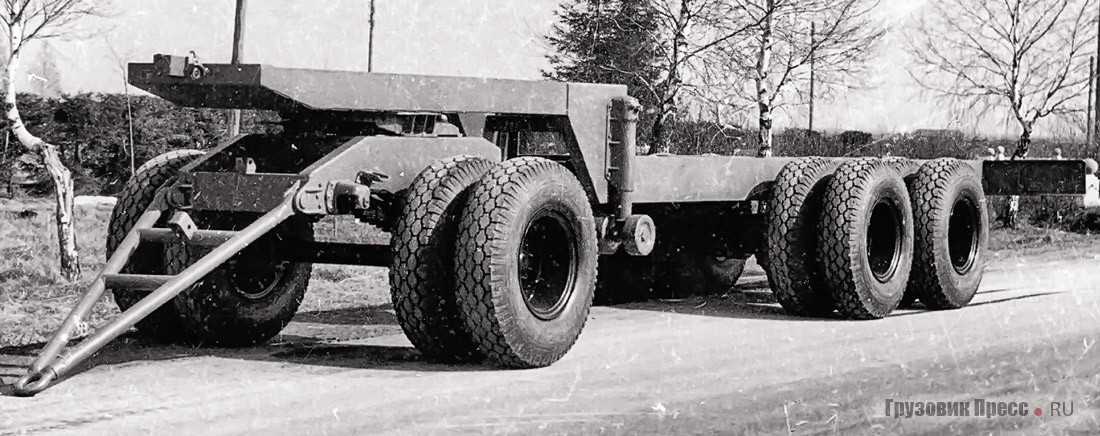 В 1950 году рамное шасси двухосного автомобильного полуприцепа МАЗ-5204 создали под монтаж специального оборудования, включая оборудование топливозаправщика ТЗ-16. Нередко его использовали с подкатной тележкой, имевшей сдвоенные колёса. Спустя несколько лет, в 1958–1959 году, всю документацию передали в Челябинск для производства данной модели на машиностроительном заводе автомобильных и тракторных прицепов (ЧМЗАП). При дорожном просвете 285 мм МАЗ-5204 обладал хорошей проходимостью и мог везти 19,5 т груза с максимальной скоростью 50 км/ч