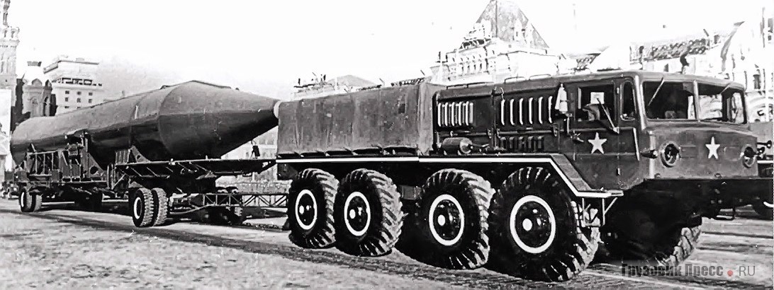 Многолетняя традиция: полноприводный тягач МАЗ-535 (8х8) буксировал межконтинентальные баллистические ракеты на двухосных прицепах со сдвоенной ошиновкой. Снимок сделан во время военного парада 1961 года на Красной площади в Москве
