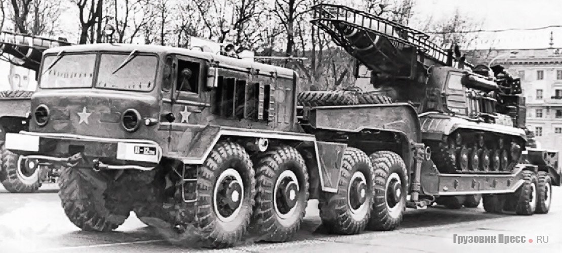 Танковоз МАЗ-5247Г на параде в Минске везёт пусковую установку оперативно-тактической ракеты типа «Луна» на гусеничном ходу. Габаритные размеры полуприцепа –  15335х3396х2824 мм. Ширина коридора при повороте составляла 9,5 м. Дорожный просвет – 350 мм. Снаряжённая масса прицепа составляла 18 т, грузоподъёмность – 50 т. Максимальная скорость буксировки – 50 км/ч. Ресурс до первого капремонта – 80 тыс. км. Тягач МАЗ-537 (8х8) имел допустимую нагрузку на седло 25 т и мог буксировать 65-тонный прицеп. При контрольном расходе дизтоплива 125 л/ 100 км запас хода достигал 650 км
