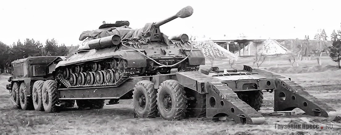В начале 60-х военные ждали поступления в войска компактной платформы для перевозки тяжёлой бронетехники. На снимке 1963 года: опытный тягач МАЗ-537Г с полуприцепом МАЗ-5247Г и танком ИС-3