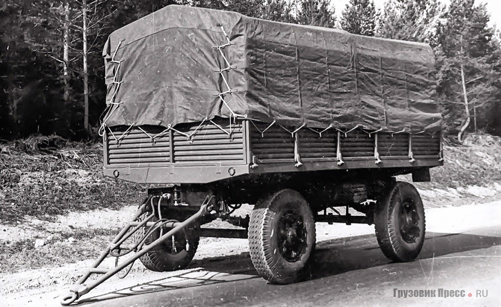 Армейский МАЗ-8926 появился в 1974-м, когда на конвейере Минского автозавода уже выпускали грузовики 500-го семейства. Чаще всего прицеп собственной массой 3,8 т служил для подвоза 8 т артиллерийских боеприпасов на полигоны, в учебные центры и склады. Прицеп отличался высоким дорожным просветом 400 мм и максимальной скоростью транспортировки 75 км/ч. Основным тягачом считался бортовой МАЗ-5335