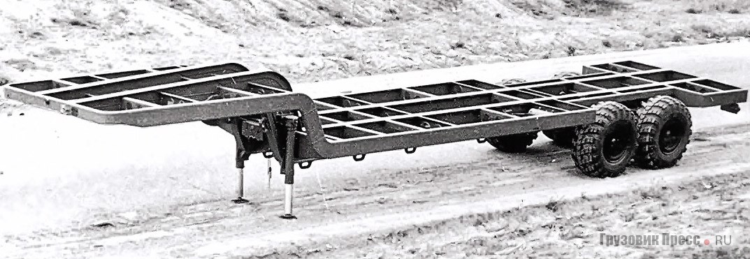 Двухосный спецполуприцеп МАЗ-938Б – ровесник горбачёвской перестройки: он появился в 1985 году. Нетрудно догадаться по внешнему виду, что основным заказчиком изделия было Министерство обороны. Снаряжённая масса – 7 т, грузоподъёмность – 15,5 т. Давление воздуха в шинах составляло 4 кгс/cм<sup>2</sup>. Особенности конструкции: пневмопривод всех колёс, дорожный просвет – 360 мм. Максимальная скорость буксировки – 80 км/ч