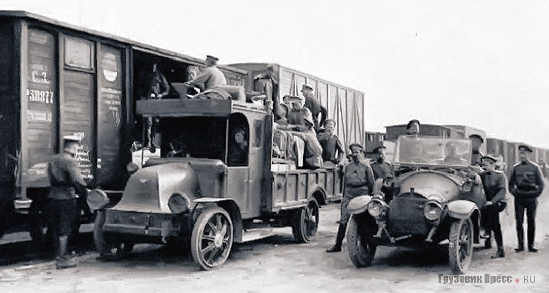 Грузовой автомобиль Austin 50 HP из состава 1-й авиационной роты Русской армии, рядом легковой Mercedes. Псков, 1916 г.