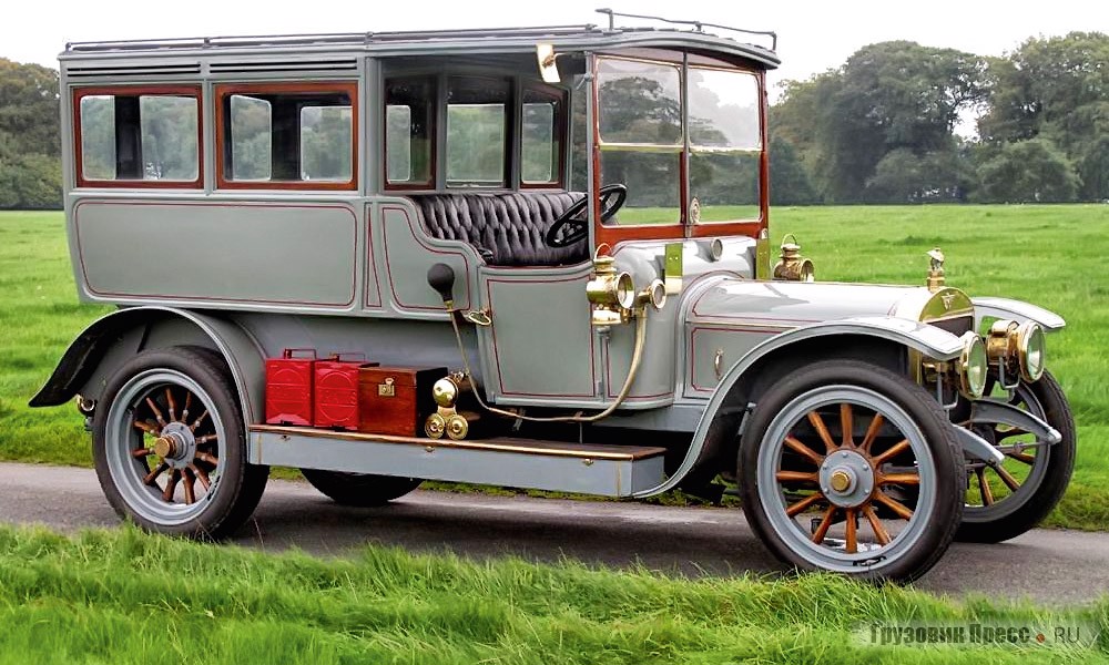 Многие элементы конструкции элегантной машины Austin 40 HP Shooting Brake 1911 г. нам знакомы: радиатор, форма боковин капота, центральное расположение звукового сигнала в обтекаемой панели кузова, рулевое колесо, рычаг переключения передач. Всё это мы видим и на автосанях «Остин-Кегресс»