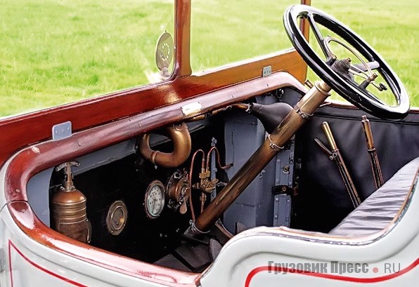 Многие элементы конструкции элегантной машины Austin 40 HP Shooting Brake 1911 г. нам знакомы: радиатор, форма боковин капота, центральное расположение звукового сигнала в обтекаемой панели кузова, рулевое колесо, рычаг переключения передач. Всё это мы видим и на автосанях «Остин-Кегресс»