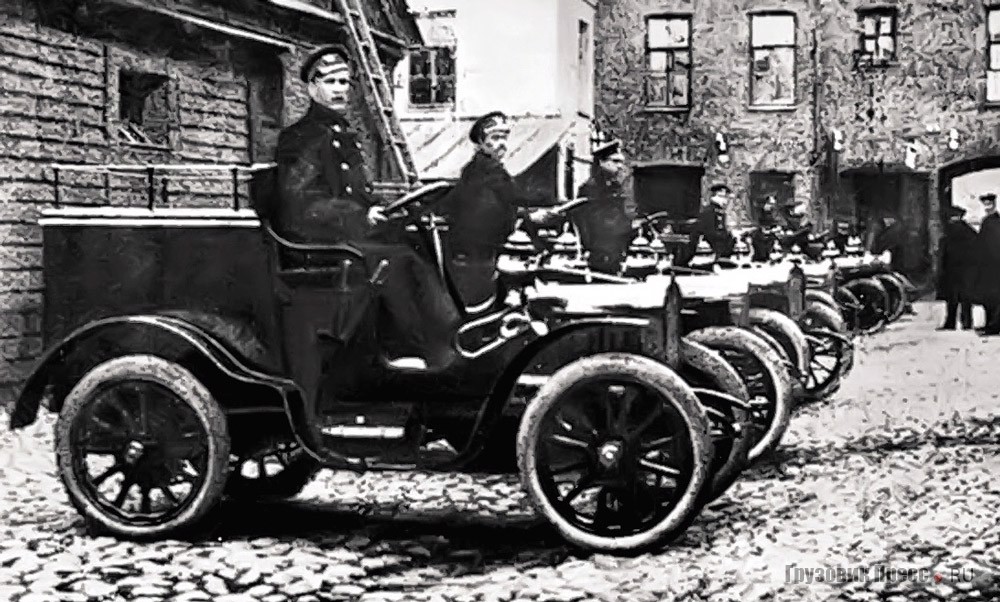 Автомобили «Лесснер» во дворе гаража петербургского почтамта, 1905 г.