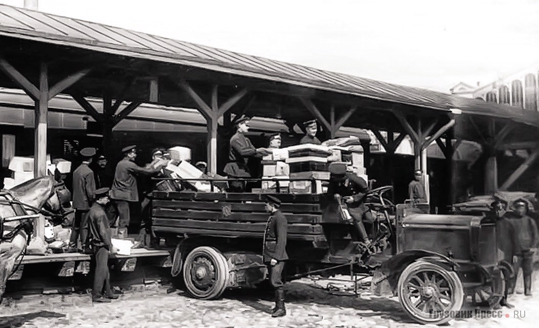 Погрузка почты на Варшавском вокзале (почтовое отделение Варшавской железной дороги). Трёхтонный английский грузовик Commer Car Type CCH, 1912 г.