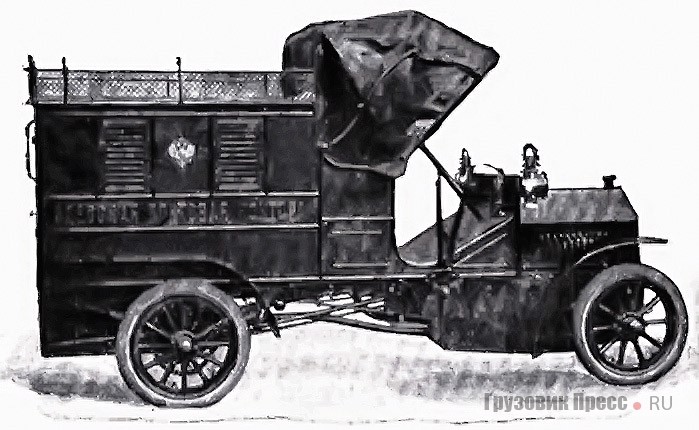 Фургоны Maurer-Union во дворе Одесской почтовой конторы, 1905 г. Один автомобиль Maurer-Union Typ IIIb (слева) грузоподъёмностью 500 кг оснащён одноцилиндровым двигателем мощностью 8 л.с., а две машины модели Typ IIIa (справа) имели 6-сильные одноцилиндровые двигатели и могли перевозить 300 кг груза