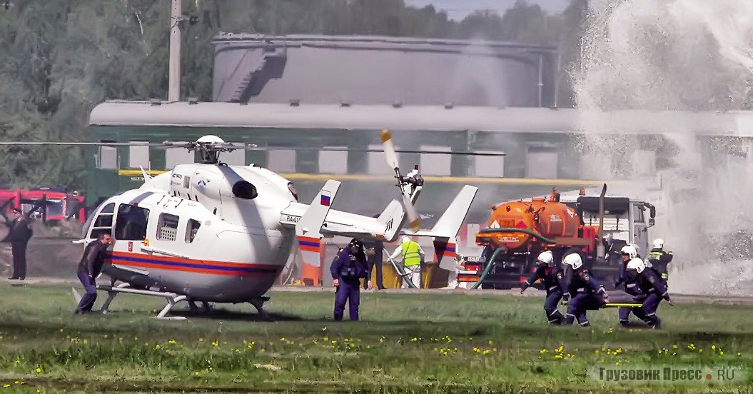 Эвакуация вертолётом пострадавших в железнодорожной катастрофе