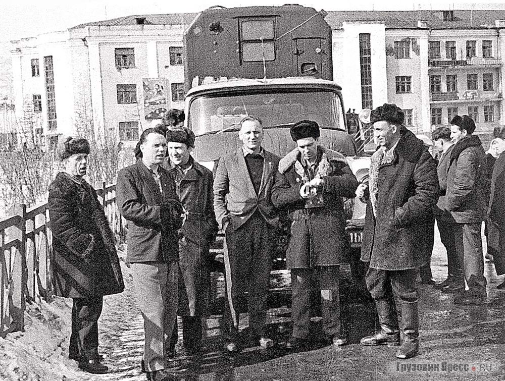 Ю.Г. Туманов в составе испытательной экспедиции на Колыме (в центре, без шапки)