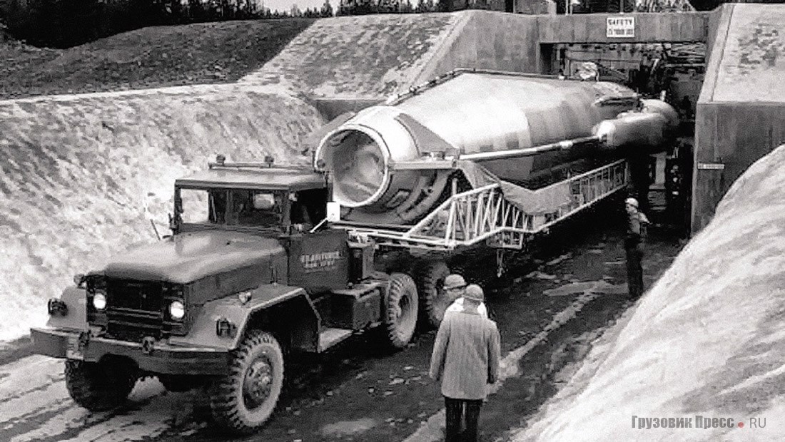 Пятитонный стандартный тягач М52 с ракетой Atlas E на пусковой позиции, 1961 г.