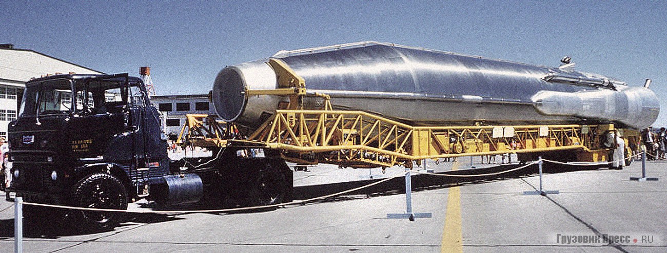 Седельный тягач Ford серии H с ракетой  Atlas E на полуприцепе с управляемыми колесами. Фото 1965 г.