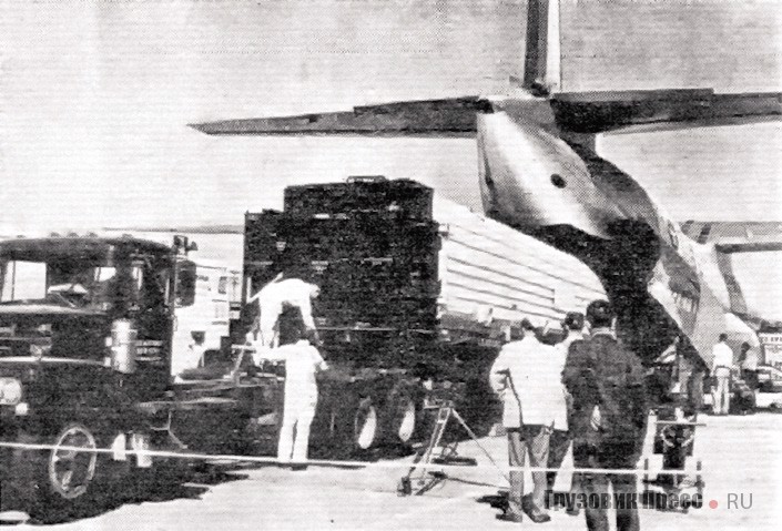 Brockway 260 с полуприцепом во время погрузки контейнера с ракетой Minuteman I в самолет. Авиабаза Хилл, 1962 г.