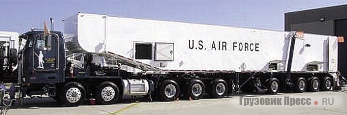 Транспортёр-установщик ракеты Minuteman III. Авиабаза Ванденберг, 2004 г.