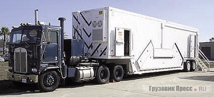 Payload Transporter Type III с тягачом Kenworth K100E. Авиабаза Ванденберг, 2004 г.