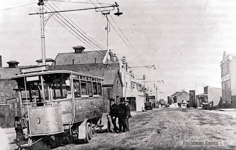 В Гермистоне почти всегда троллейбус сопровождала специальная автовышка (на фото справа, вдали), которая служила для оперативной установки роликового токосъёма на провод
