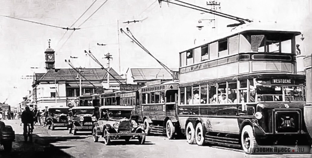 Первый двухэтажный троллейбус Garrett на африканском континенте среди своих одноэтажных собратьев. Блумфонтейн, 1930 г.