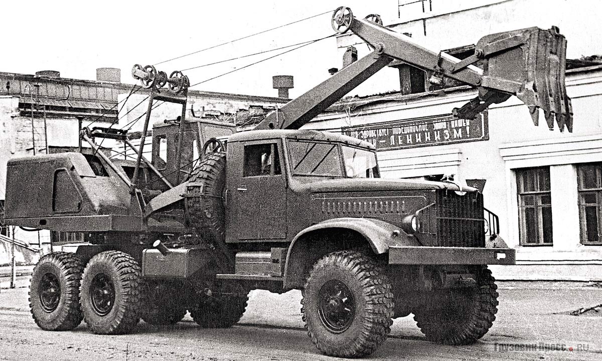 Экскаватор Э-305 на базе ЯАЗ-214 с оборудованием «обратной лопаты»