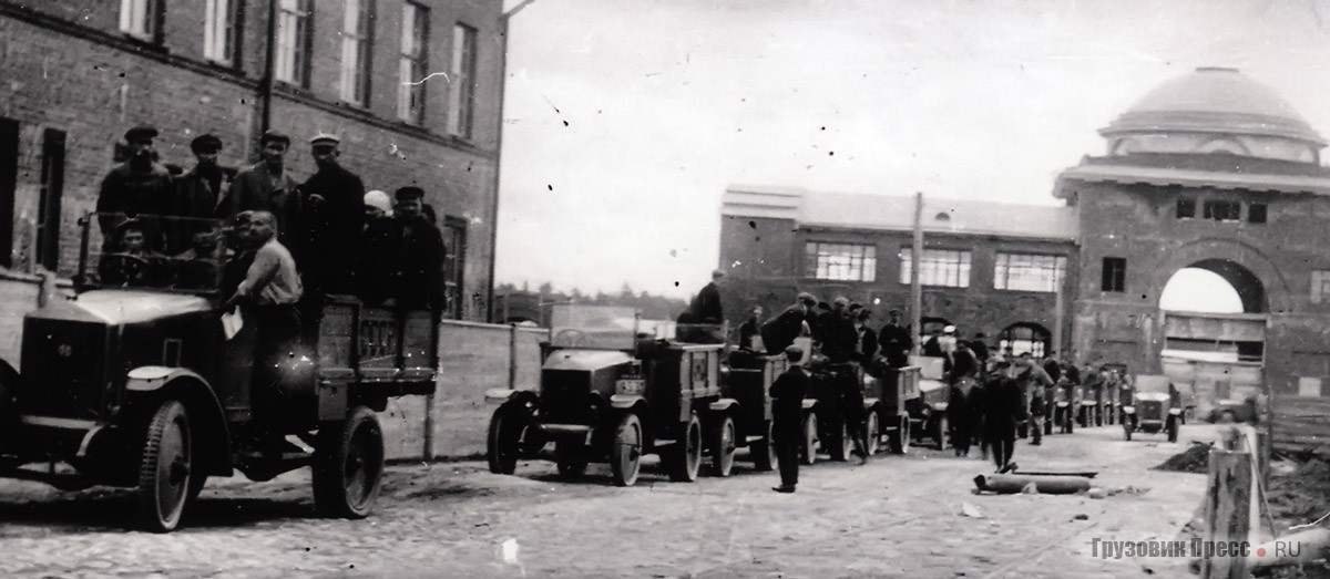 Серийные автомобили АМО Ф-15 выдвигаются от завода на встречу участников Всероссийского автопробега 1925 г.