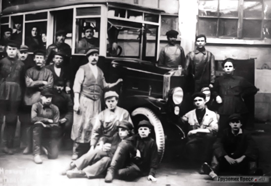 Закончена сборка первого автобуса на шасси АМО Ф-15, ноябрь 1925 г.