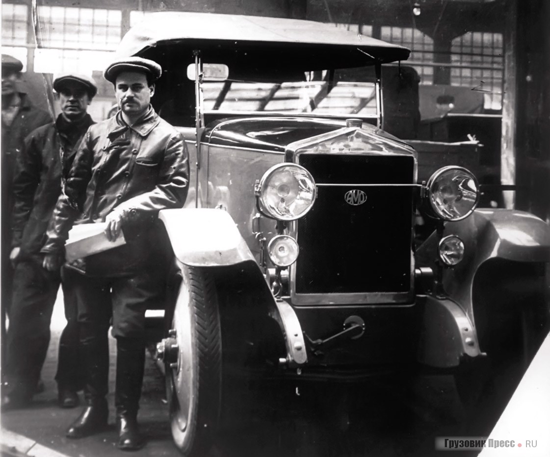 И.А. Лихачёв у первого образца легкового автомобиля АМО Ф-15, осень 1927 г.