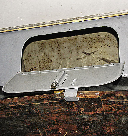 Оригинальный стопор капота в открытом положении – им является одна из крышек «бардачка» над ветровым стеклом