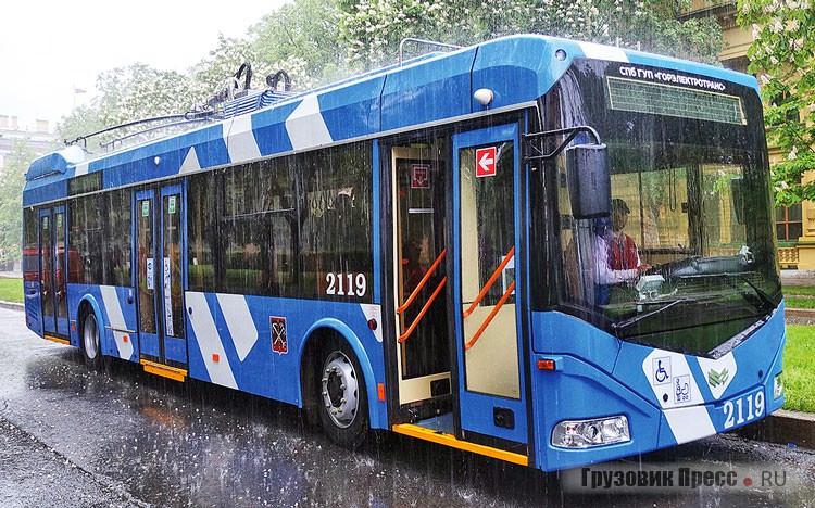 [b]Электробус с динамической подзарядкой БКМ 32100D[/b]<br /> Уже второй год продолжается успешный эксперимент по внедрению на маршрутах Санкт-Петербурга так называемых «электробусов с динамической подзарядкой», или, как их называли прежде, троллейбусов с увеличенным автономным ходом. Таких «электробусов», заряжаемых от троллейбусной контактной сети, и способных следовать по «беспроводным» улицам, работает уже больше сотни, 35 из них построены минским «Белкоммунмашем»