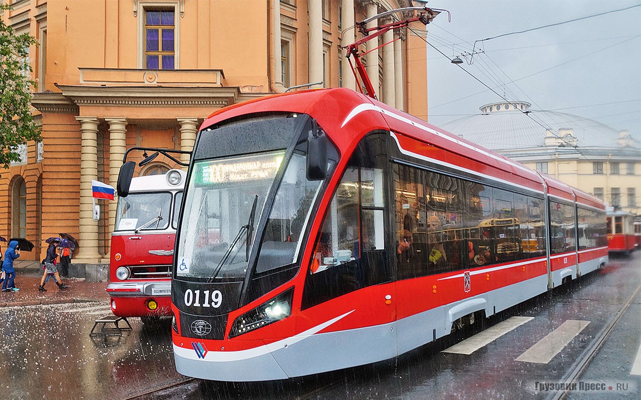 [b]Трамвай 71-931М «Витязь-М»[/b]<br /> Единственным трамвайным экспонатом SPbTransportFest, выставленным на Инженерной улице среди участников ретропарада, стал этот трёхсекционный низкопольный трамвай 71-931М «Витязь-М» производства ПК «Транспортные системы». Для жителей Москвы, где «Витязей» уже больше 250 единиц, такие трамваи – уже повседневность, а вот в Петербурге вагонов обеих генераций («Витязь» и «Витязь-М») работает всего два десятка. Интересно, что производство трамваев ПК ТС сейчас переезжает с арендованных площадей в Твери на новый, большой завод, построенный в Санкт-Петербурге. Так что «Витязь-М» прибыл на фестиваль уже в статусе местного продукта