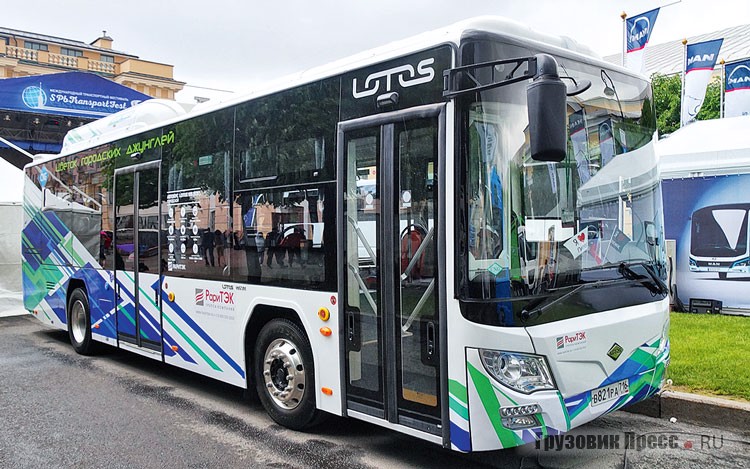 [b]Городской автобус Lotos-105[/b]<br /> Автобус Lotos-105 в партнёрстве с китайским Foton выпускает компания «РариТЭК» из Татарстана, специалист по газомоторному транспорту и партнёр «КАМАЗа» в этой сфере. Помимо «Лотос-206», базирующегося в кузове МАЗ-206, «РариТЭК» предложил и автобус большого класса, основанный на китайском кузове. «Лотос» доступен исключительно с двигателем на метане, и к нему полагается солидная скидка за счёт госпрограммы по развитию газомоторного транспорта. Последний год демонстрационные образцы большого «Лотоса» проходили испытания в разных городах России, и в июне 2019 года состоялась первая отгрузка товарных машин – эта партия построена для Чебоксар