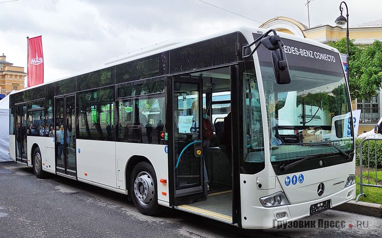 [b]Городской автобус Mercedes-Benz Turk Conecto LF (EvoBus Russland)[/b]<br /> Неожиданной новинкой стал этот Mercedes-Benz Conecto LF. В родной для него Турции «Конекто» выпускается уже в новом облике, а эта машина сделана в 2017 году… в России! В основе такого Conecto лежит немецкий Citaro первого поколения, ныне выпускаемый в Турции как доступная модель для стран Восточной Европы. Сотня аналогичных «Конекто», собранных в Турции, была закуплена «Мосгортрансом» в 2014 году. Теперь их готовы собирать в России силами представительства, компании «ЕвоБус Русслэнд». Ими уже получены ОТТС на одиночную и сочленённую машины - Conecto LF и Conecto G, которые даже существуют «в металле». Российская сборка призвана не столько удешевить машину за счёт таможенных издержек, сколько сделать транспортное средство «проходным» на госзакупках. Там всё чаще требуют, чтобы закупаемая, и даже эксплуатируемая пассажирскими перевозчиками техника была выпущена в странах Таможенного союза