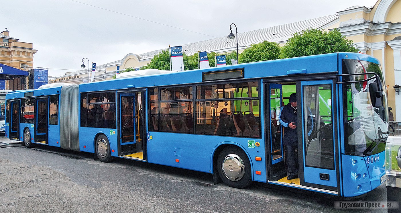 [b]Городской автобус МАЗ-216.066[/b]<br /> МАЗ-216 – первенец среди мазовских гармошек с толкающей схемой. Прежде все сочленённые автобусы МАЗ были выполнены по «тянущей» схеме, с двигателем в тягаче и ведущей средней осью – как у «Икаруса-280». Такая компоновка позволяла сделать машину дешевле за счёт ряда компонентов, но не устраивала некоторых заказчиков (в первую очередь Киев) неудобным салоном. Теперь же МАЗ представил машину с более традиционной «толкающей» схемой, когда двигатель и трансмиссия размещены в прицепе, и ведущей является не средняя ось, а ось прицепа. Машина модификации 216.066 оснащена дизелем Mercedes-Benz и автоматической коробкой передач Allison. Этот экземпляр – первый образец модели – уже прошёл длительный тест-драйв в автобусном парке № 2 петербургского «Пассажиравтотранса»