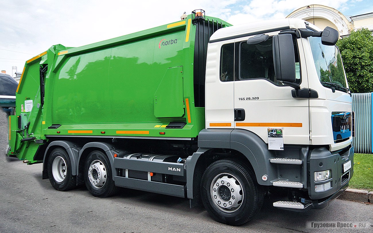 [b]Мусоровоз MAN TGS 26.320 6x2/4 BL с установкой Geesink Norba N3 20H25[/b]<br /> MAN поддержал и «грузовую» тему в рамках фестиваля: в центре Петербурга выставили новенький мусоровоз MAN TGS 26.320 6x2/4 BL с установкой Geesink Norba N3 20H25. Мусоровоз оснащён 320-сильным турбодизелем MAN D2066LF43 экокласса Euro 5 и механической 16-ступенчатой КП ZF 16S223DD. Запас топлива (400 л) позволяет выполнять даже протяжённые рейсы на одной заправке. На этом автомобиле используется среднеразмерная дневная кабина типа М длиной 1880 мм и внутренней высотой 1370 мм, а из других интересных особенностей машины – подъёмная средняя ось. Установка Geesink Norba шведского производства вмещает 19 м<sup>3</sup> бытовых отходов, использует четырёхтактный механизм прессования мусора, достигающий реального коэффицента уплотнения 7:1. Универсальный захват этого мусоровоза приспособлен для работы практически со всеми типами контейнеров, применяемых в РФ, а опции «портальный подъёмник» и «лебёдка для бункеров» позволяют сделать мусоровозы Geesink Norba универсальными и забирать мусор не только из контейнеров от 120 до 1100 л, но и бункеров объёмом от 4 до 10 м[sup]3[/sup]