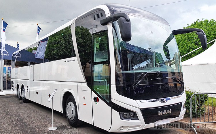 [b]«Автобус 2018 года» MAN R08 Lion’s Coach L RHC444[/b]<br /> Шоу-стоппером на стенде генерального партнёра SPbTransportFest, компании MAN, служил «Автобус 2018 года», туристский лайнер MAN Lion’s Coach L R08 (RHC444). Модель R08 трёхосная, 14-метровая, в данной конфигурации с дизельным двигателем на 440 лошадиных сил. Даже в сложной экономической ситуации пассажирские перевозчики и другие организации находят возможность закупать такие машины, хорошо зарекомендовавшие себя как на регулярных линиях, так и в заказных перевозках – это ли не признак лидерства?