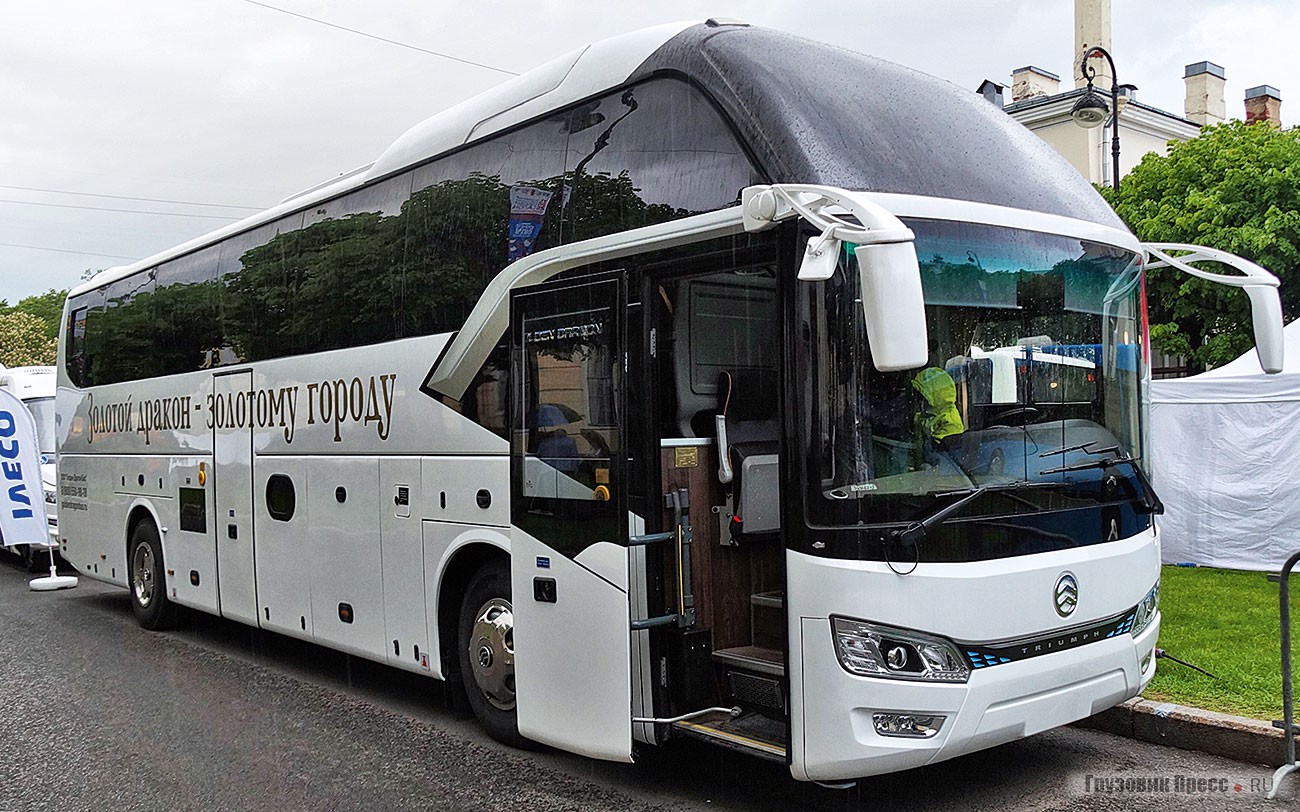 [b]Туристский автобус Golden Dragon XML6126JR[/b]<br /> Golden Dragon привёз на SPbTransportFest вполне массовую модель, получившую неплохой спрос в России – туристский лайнер Golden Dragon XML6126JR. Автобус высотой 3,8 метра, на 51+1+1 место, оснащён дизельным двигателем Cummins на 340 л.с. Представленная машина выполнена уже в обновлённом внешнем облике – популярный «Дракон» получил новые передние и задние маски, а также оптические элементы