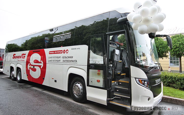 [b]Междугородный автобус Higer A80T / Scania Touring HD[/b]<br /> Доброй традицией стало демонстрировать на петербургских мероприятиях мая новинки местных пассажироперевозчиков. Так, компания «Совавто-СПб», выполняющая регулярные автобусные рейсы в Финляндию, продемонстрировала публике свою обновку – автобус Scania Touring HD (Higer A80T) на шасси Scania K400IB 6x2NB. Эти трёхосные машины, выпускаемые китайским заводом Higer на шасси, поставляемых из Швеции, уже по-настоящему «взрослый» европейский продукт. В машине предусмотрены удобные кресла для 57 пассажиров, спальное место для сменного водителя, туалетная кабина и багажное отделение до 10 м[sup]3[/sup]