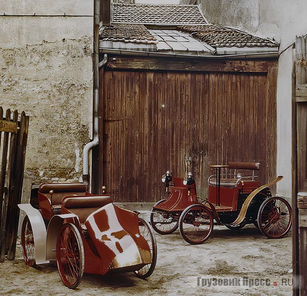 «Тапочка» – копия первого автомобиля Berliet Voiturette № 1 «La pantoufle» и модель № 2 выпуска 1897 г. около первой мастерской Berliet в бывшем пригороде Лиона Круа-Русс. Экспонаты собрания La Fondation Berliet