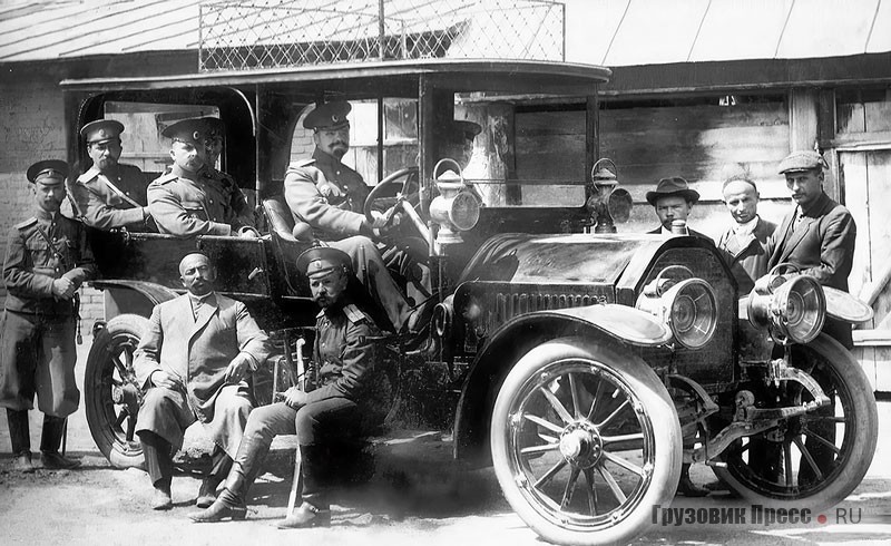 Первый автобус Berliet в Туркестане. Слева на подножке сидит владелец машины Бабахан Нурмухамедбаев, крайний справа шофёр Иоганн Рейнвальд, 1912 г.