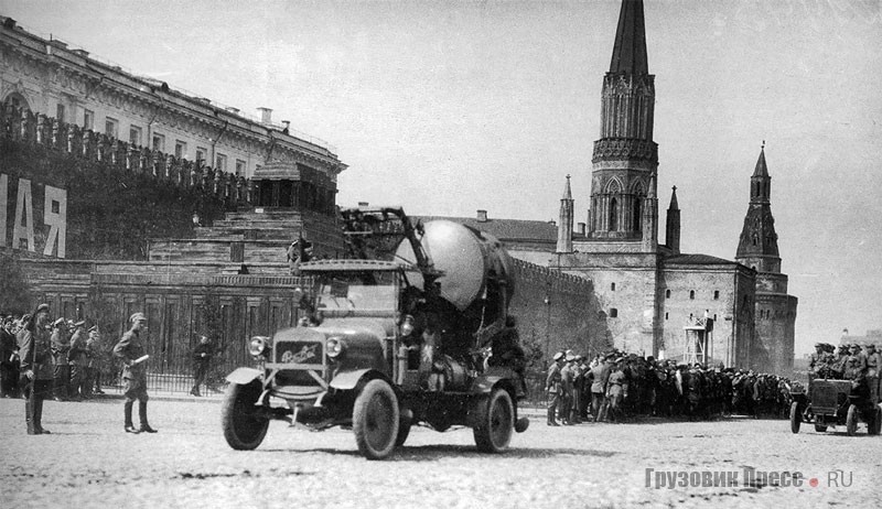 Berliet CBA9 с прожектором Sautier, Harlé et Cie. поступил в Россию в 1917 г. Фото сделано на параде в Москве в 1927 г.