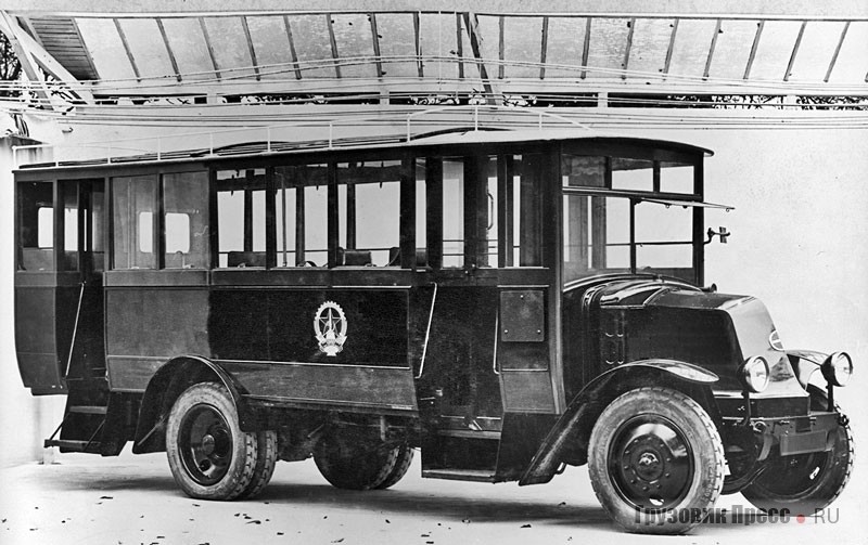 Один из первых автобусов Renault для Москвы с кузовом французского ателье Breteau Frères, 1926 г.
