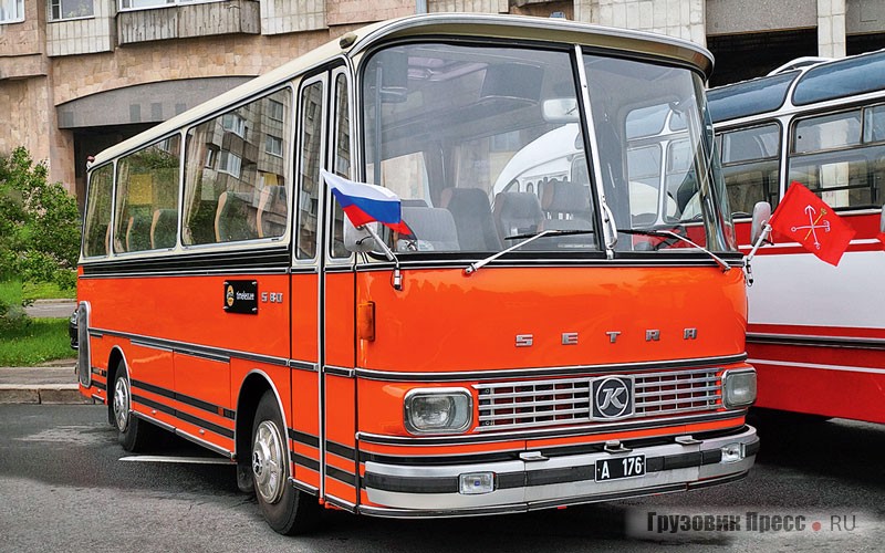 [b]Автобус Setra S80, 1972 г.в.[/b] <br />Новый яркий экспонат прибыл из Эстонии. В коллекции эстонского объединения Mootor Grupp таких машин две: одна, синего цвета, уже была в Санкт-Петербурге на парадах. Теперь Северную столицу повидала и вторая S80, оранжевого цвета. Этот автобус был выкуплен эстонскими реставраторами в Дании, где машина работала до 2015 года