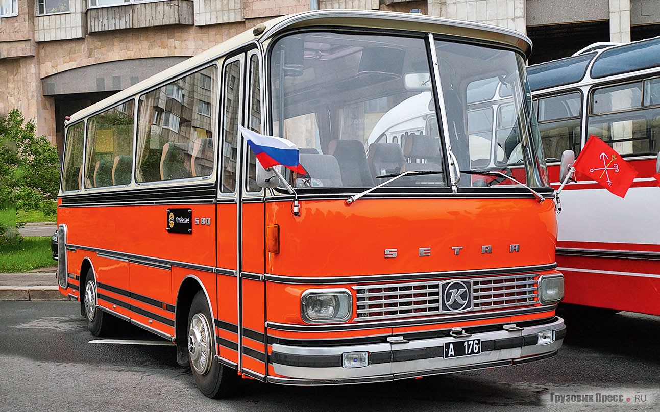 [b]Автобус Setra S80, 1972 г.в.[/b] <br />Новый яркий экспонат прибыл из Эстонии. В коллекции эстонского объединения Mootor Grupp таких машин две: одна, синего цвета, уже была в Санкт-Петербурге на парадах. Теперь Северную столицу повидала и вторая S80, оранжевого цвета. Этот автобус был выкуплен эстонскими реставраторами в Дании, где машина работала до 2015 года