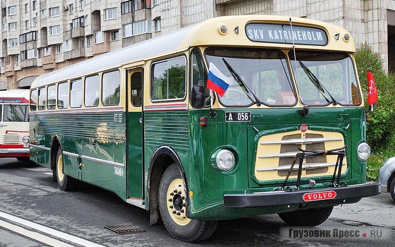 [b]Автобус SKV / Volvo B635–08, 1962 г.в.[/b] <br /> Самый необычный автобус парада прибыл из Эстонии – автобус с алюминиевым кузовом SKV на переднемоторном шасси Volvo B635–08. Кузов машины построила компания SKV – Svenska Karosseriverkstäderna AB («Шведские кузовные мастерские») из города Катринегольма. В середине XX века SKV была лидером автобусного кузовостроения в Швеции. Интересная особенность этой машины – руль справа: если помните, до 1967 года в Швеции действовало левостороннее движение. Двери этому автобусу перенесли с левого на правый борт уже в ходе эксплуатации, причём в «переходный период» шведские автобусы зачастую работали с дверьми с обеих сторон. Позднее SKV была поглощена компанией Scania и действовала как автобусный завод до закрытия в 2001 году