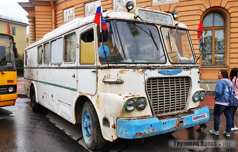 [b]Автобус Ikarus-630, 1967 г.в.[/b] <br /> – главная премьера от хозяев мероприятия – Петербургского музея автобусов СПб ГУП «Пассажиравтотранс». Он приобретён в казахстанском Кокчетаве. Изначально машина была построена в виде передвижного зубоврачебного кабинета («Дентобус») – они широко использовались в СССР для оказания квалифицированной медпомощи даже в отдалённых селениях. Позднее автобус достался местным гонщикам, которые возили в нём кроссовые мотоциклы, от них в наследство осталась надпись «Федерация автоспорта» на переднем аншлаге. А потом, вплоть до середины нулевых годов, в этом «Икарусе»… возили картошку на продажу в Омск! Сегодня – это единственный в России и бывшем СССР ходовой образец переднемоторного семейства «Икарусов», включающего модели 620 и 630. В Санкт-Петербург машина была доставлена минувшим летом прямо из Казахстана на специальном автобусном эвакуаторе «Пассажиравтотранса»