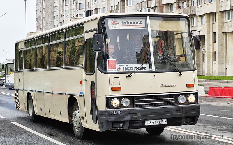 [b]Автобус Ikarus-256.50, 1990 г.в.[/b] <br /> на петербургском ретропараде впервые. Это частный «Икарус», принадлежащий местному жителю. Автобус модели 256.50 принадлежал одному из предприятий города Великие Луки (Псковская область), а с 2016 года обитает в Санкт-Петербурге. Обычно автобусы модели 256.50 предназначались для поставок внутри Венгрии. Эта машина – исключение: судя по заводской табличке, выполненной на русском языке, она изначально построена для России, но у неё есть ряд мелких атрибутов, характерных именно для семейства 256.50