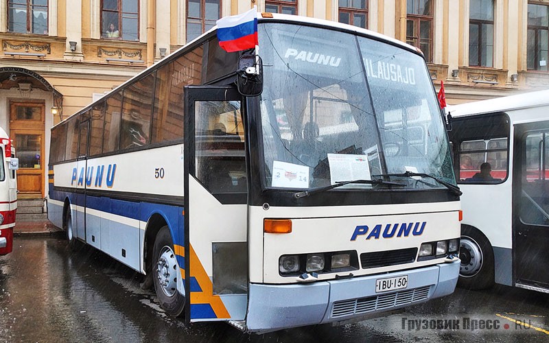 [b]Автобус Ajokki Victor / Volvo B58-60-S1, 1988 г.в.[/b] <br /> привезла финская делегация из общества любителей старых автобусов – SLHS. Неприметная, но от этого не менее интересная машина. Этот Ajokki Victor на шасси Volvo B58-60-S1 работал у перевозчика Väinö Paunu Oy в финском городе Тампере, там же, где базировался кузовостроительный завод Айокки. Перевозчик заказал в Бразилии, куда перенесли производство устаревшего шасси B58, голую раму этой модели, самостоятельно (!) доукомплектовал её всем необходимым и отдал на монтаж кузова местной компании Ajokki Oy – получилась своего рода финская самоделка, или «каша из топора». Ещё одна особенность этой машины – экзотическая коробка передач Wilson с пневматическим приводом. С 1989 по 2005 год этот автобус был закреплён за линией Тампере – Кухмалахти (ок. 50 км), а после снятия с эксплуатации машину сохранили в качестве музейного экспоната SLHS