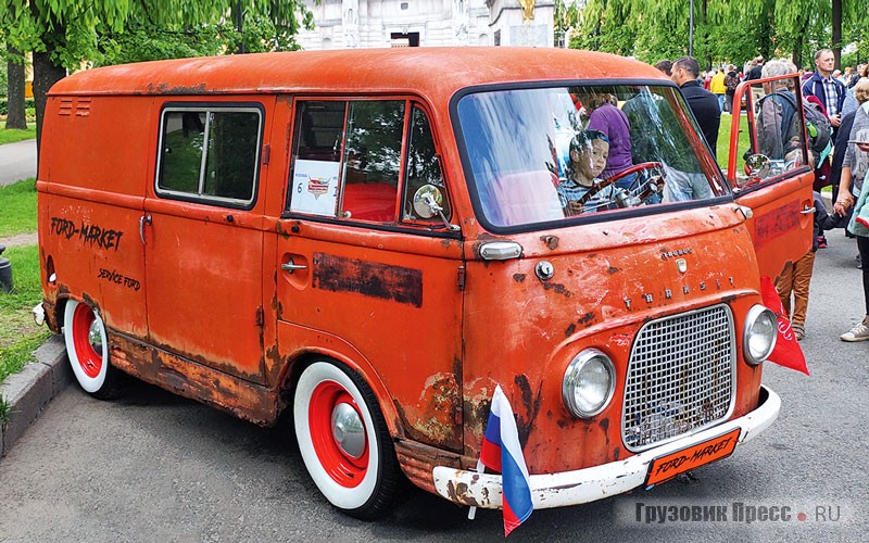 [b]Развозной фургон Ford Taunus Transit, 1965 г.в.[/b] <br />Среди техники из СССР и стран соцлагеря на параде отметились и иномарки из Западной Европы. Самым экзотическим их представителем стал древний развозной фургон Ford Taunus Transit, выпускавшийся немецким филиалом «Форда» в середине 1960-х на базе легкового бестселлера Taunus. Так как первый «Транзит» был выпущен не немецким, а британским филиалом «Форда», сложилась коллизия: первый «Транзит» у немцев и британцев был разным. Поэтому «Таунус Транзит» формально не входит в официальную летопись суперуспешной модели, а счёт поколениям «официальный» Форд ведёт не по порядку их выхода, а по годам в производстве