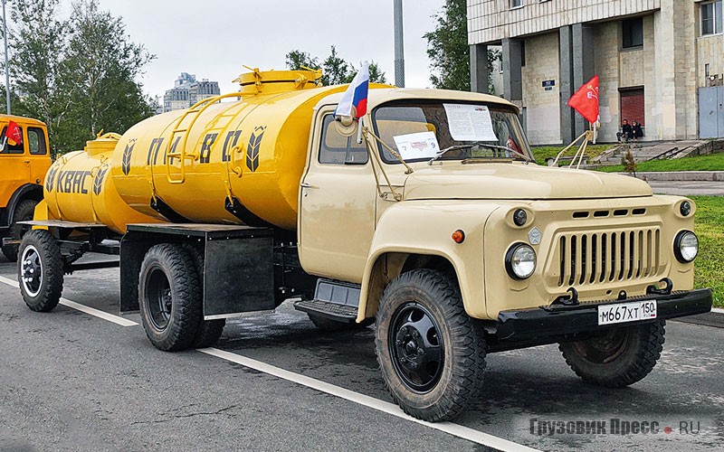 [b]Автоцистерна ГАЗ-52-04, 1977 г.в. с прицепом-бочкой[/b] <br />Компания RetroBus в этом году удивила «неавтобусным» приобретением. На сей раз публике показали грузовик, пополнивший коллекцию в этом году. ГАЗ-52-04 первоначально служил армейской дезинфекционной установкой, много лет провёл на консервации, а после выхода «на пенсию» обрёл цистерну для перевозки воды и живой рыбы. В таком виде он отслужил несколько лет в Костромской области, а теперь это ретро-экспонат, дополненный прицепом-бочкой для кваса