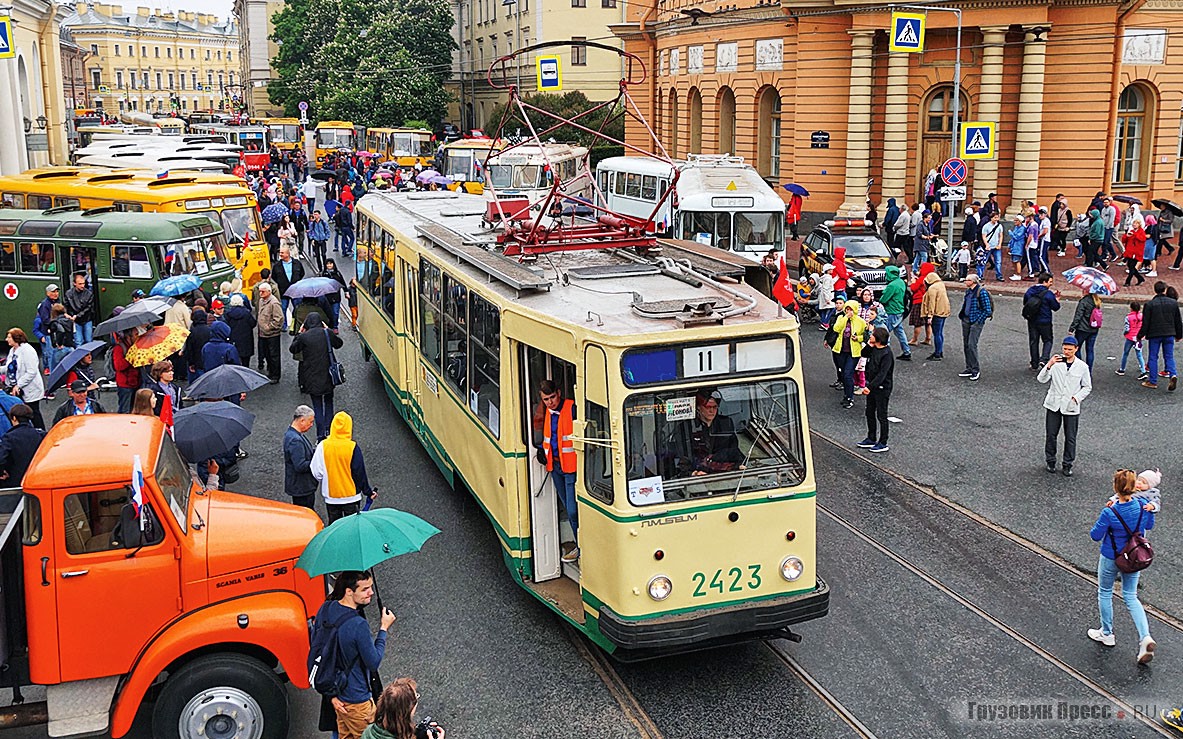 [b]Трамвай ЛМ-68М, 1977 г.в.[/b] <br />или «Машка» (дальнейшее развитие «Аквариума» ЛМ-68), и наиболее массовый трамвай в истории Ленинграда, до сих пор он самый распространённый в городе. Общий тираж таких вагонов превысил две тысячи единиц, они по-прежнему широко применяются на маршрутах города на Неве. Этот музейный вагон восстановлен по образцу раннего выпуска, в лимонном окрасе с зелёными полосами