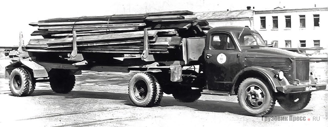 Автопоезд в составе позднего ГАЗ-51П и самодельного лесовозного полуприцепа с передним бортом и оригинальными крыльями. Задний мост взят от роспуска 1-ПР-5х. Знак автопоезда прикручен к левому «дворнику»